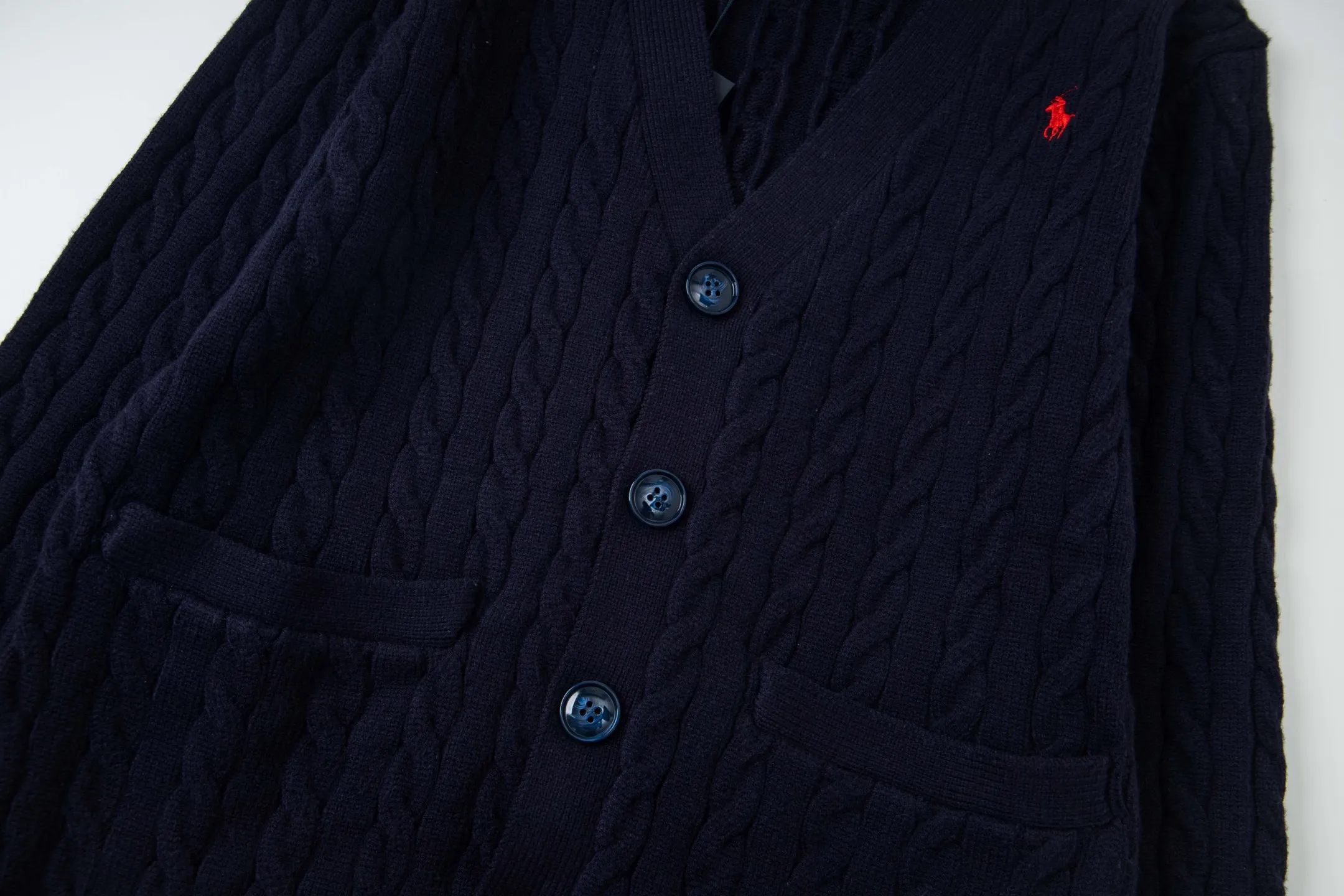 P210 model number: Y198 Ralph Lauren men's cardigan jacket men's hemp flower cardigan. The version is really good-looking. It can be worn alone or as a jacket to be worn inside or outside. The upper body shows personal fashion charm. Four colors are available. Same style for men and women. A must-see item for new summer products. Hang tag. Hanging beads. Washable packaging bag. Full set of accessories. Very good appearance. Super exquisite workmanship. Size: S-XL